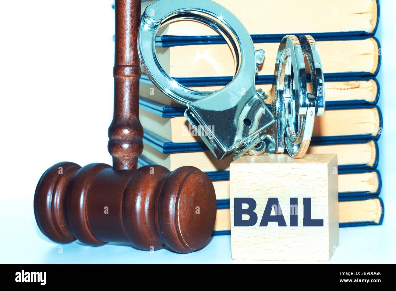 Message de cautionnement avec menottes livres et marteau Banque D'Images