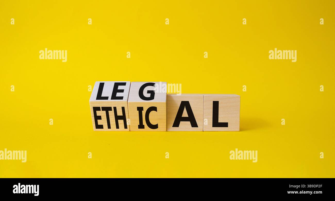 Symbole éthique et juridique. Cubes en bois tournés avec des mots éthiques et légaux. Beau fond jaune. Business et concept éthique et juridique. Copier Banque D'Images
