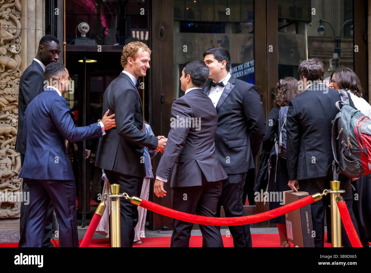 New York, États-Unis. 07 mai 2025. Daniel Penny, vétéran du corps des Marines, entre dans la 42e rue de Cipriani pendant le « blocus MAGA Millionaire » à l'extérieur de l'espace événementiel. Les organisateurs de la manifestation ont déclaré que l'action était de dénoncer la collecte de fonds pour le conservateur Manhattan Institute, où les tables étaient au prix de $15 000 à $250,000. (Photo de Michael Nigro/Pacific Press) crédit : Pacific Press Media production Corp./Alamy Live News Banque D'Images