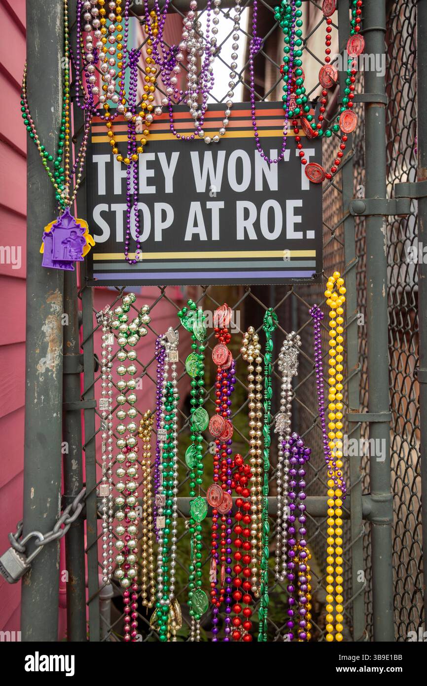La Nouvelle-Orléans, Louisiane - des perles de mardi gras sur une clôture entourent un panneau soutenant le droit des femmes de choisir d'avorter ou non. Banque D'Images
