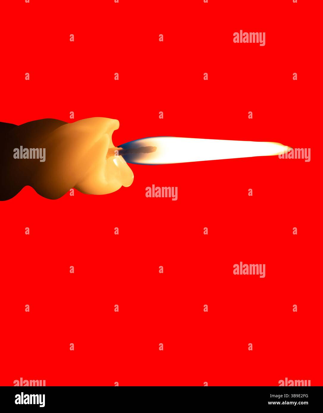 Une flamme de bougie allumée simple ou la lumière brillante sur une petite bougie blanche en spirale est isolée sur fond rouge avec chemin de découpage. Banque D'Images