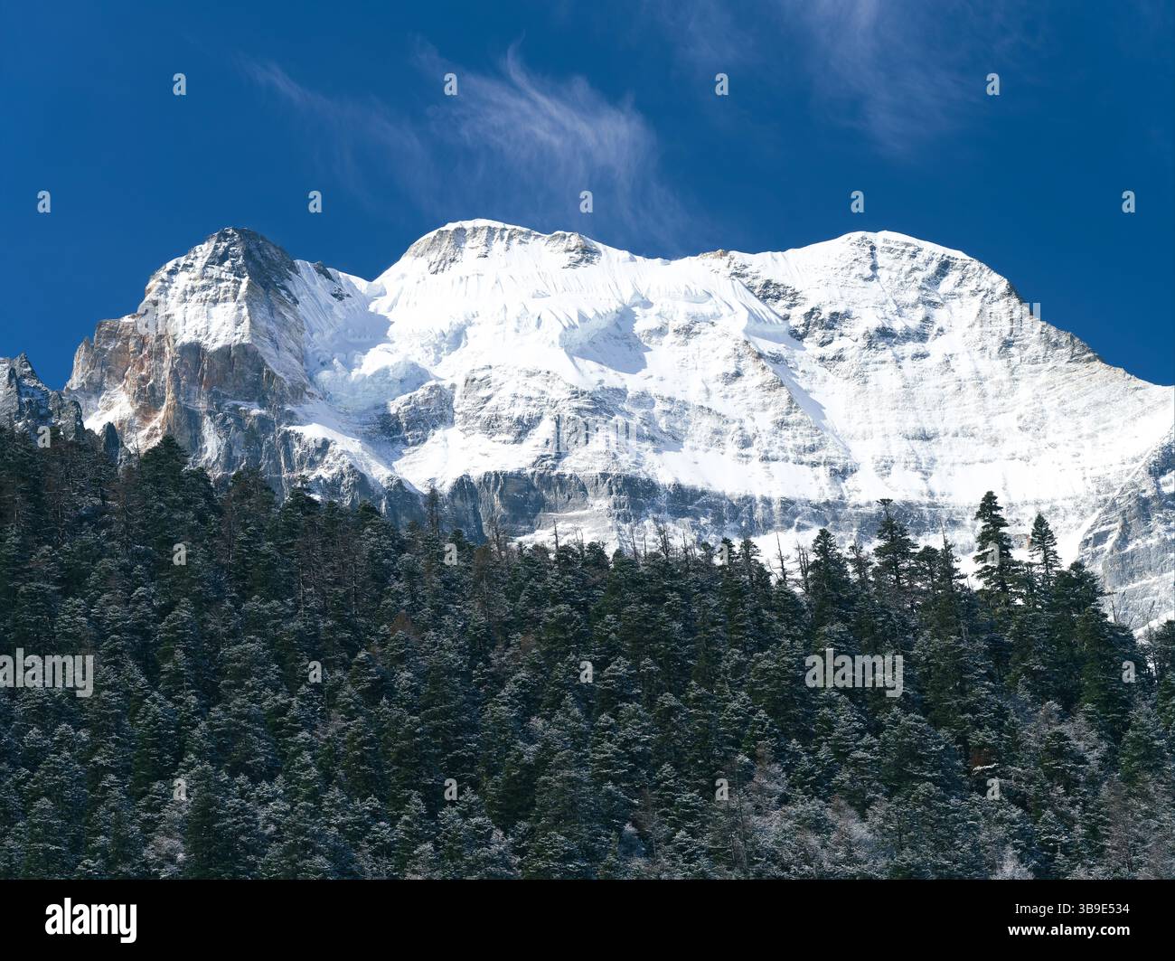 La partie occidentale du Sichuan, Chine est une destination touristique célèbre. Il s'agit d'une montagne de neige capturée le 17 avril 2025 à 09 :55 :29 à Daocheng Yading. Banque D'Images
