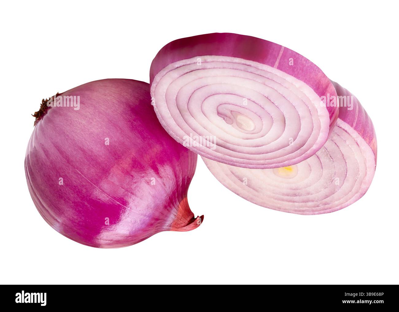 Bulbe d'oignon espagnol rouge ou violet pelé simple frais avec deux tranches d'oignon en cercles dans la pile est isolé sur fond blanc avec chemin de découpage. Banque D'Images