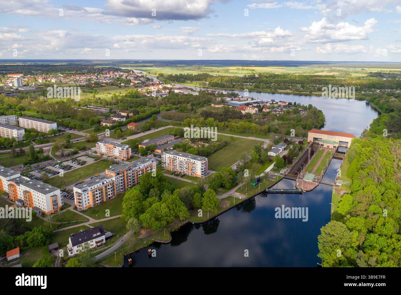 Twin Floodgate dans la zone urbaine de ​​Eisenhuettenstadt, vue drone, Brandebourg, Allemagne, Europe Banque D'Images