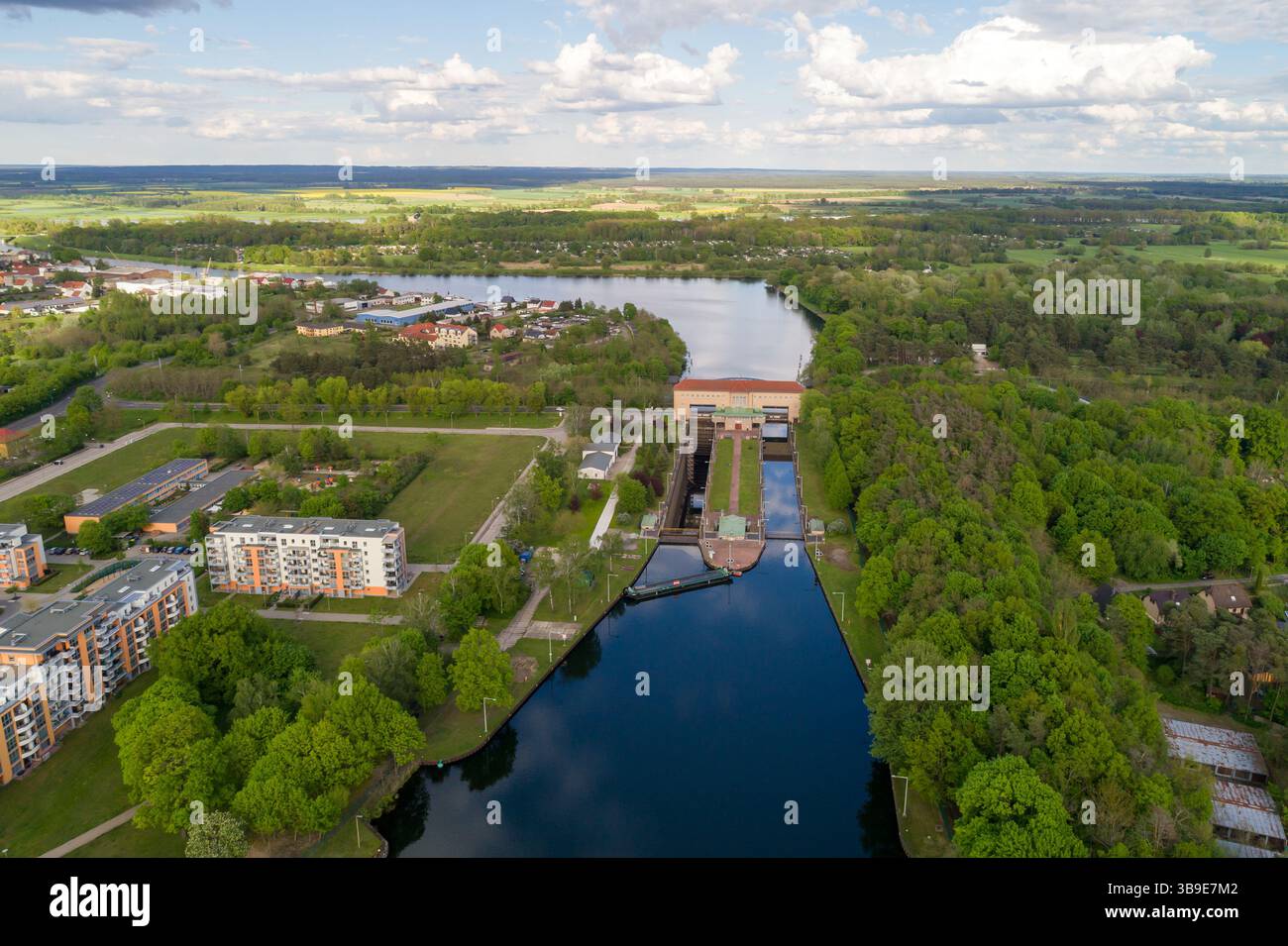 Vue aérienne de la double porte d'inondation à Eisenhuettenstadt, Brandebourg, Allemagne, Europe Banque D'Images