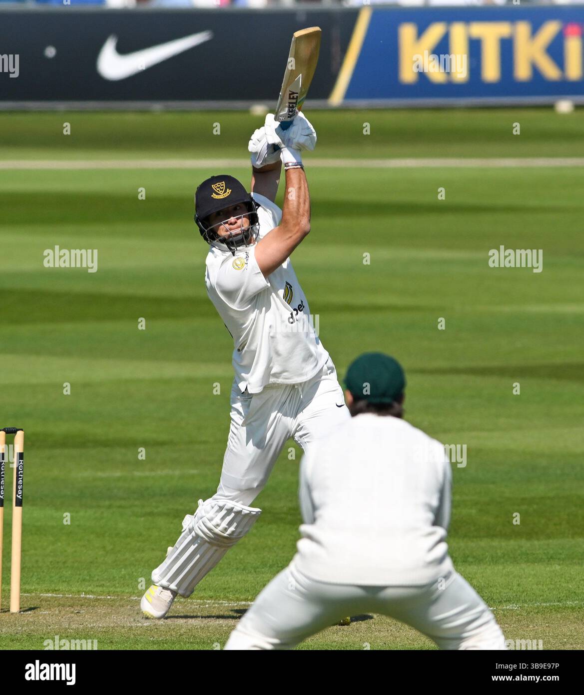Hove UK 9 mai 2025 - Ari Karvelas du Sussex frappe lors de la première journée du Rothesay County Championship Division 1 cricket match entre le Sussex et le Worcestershire au 1er Central County Ground à Hove : Credit Simon Dack /TPI/ Alamy Live News Banque D'Images