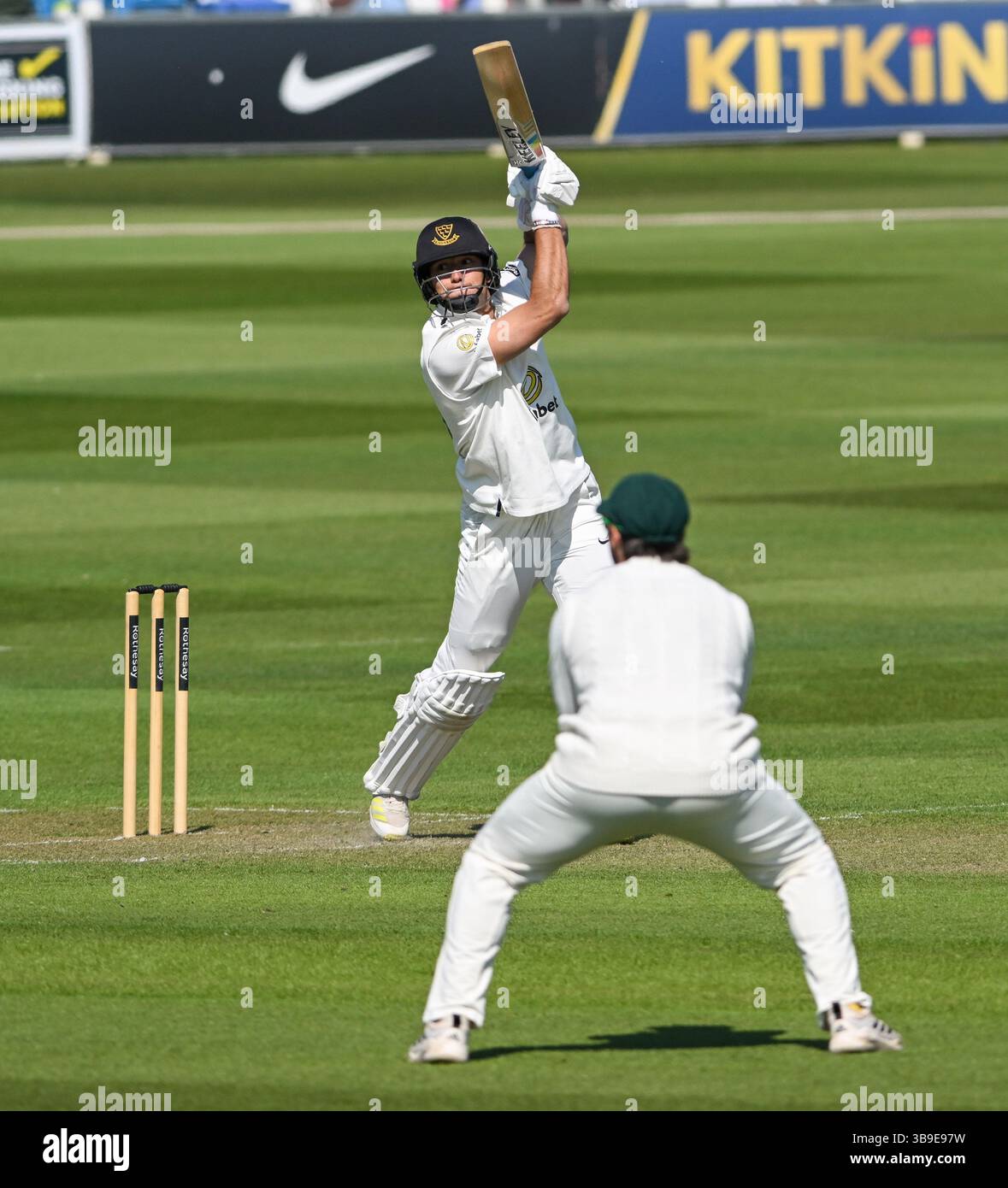 Hove UK 9 mai 2025 - Ari Karvelas du Sussex frappe lors de la première journée du Rothesay County Championship Division 1 cricket match entre le Sussex et le Worcestershire au 1er Central County Ground à Hove : Credit Simon Dack /TPI/ Alamy Live News Banque D'Images