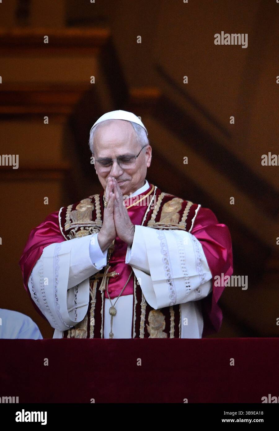 Italie. 08 mai 2025. Le Pape Léon XIV nouvellement élu s’adresse aux fidèles depuis le balcon du Vatican à la Cité du Vatican, le jeudi 8 mai 2025. Après deux jours, le Conclave des Cardinaux a élu le Cardinal Robert Francis Provost, qui sera connu sous le nom de Pape Léon XIV, comme le 267e souverain Pontife après la mort du Pape François le lundi de Pâques. Provost sera le premier pape américain. Photo de Stefano Spaziani/UPI crédit : UPI/Alamy Live News Banque D'Images Italie. 08 mai 2025. Le Pape Léon XIV nouvellement élu s’adresse aux fidèles depuis le balcon du Vatican à la Cité du Vatican, le jeudi 8 mai 2025. Après deux jours, le Conclave des Cardinaux a élu le Cardinal Robert Francis Provost, qui sera connu sous le nom de Pape Léon XIV, comme le 267e souverain Pontife après la mort du Pape François le lundi de Pâques. Provost sera le premier pape américain. Photo de Stefano Spaziani/UPI crédit : UPI/Alamy Live News Banque D'Images