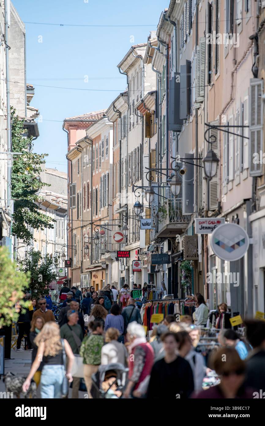 Montélimar (sud-est de la France) : rue Pierre Julien, une rue piétonne rénovée du centre-ville. Foule de piétons. Banque D'Images