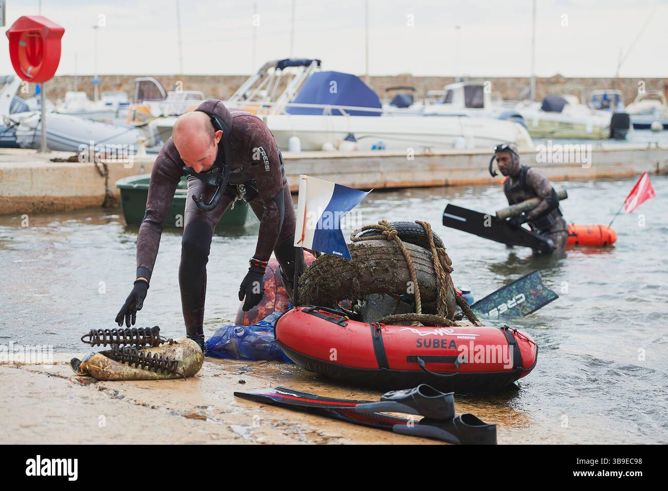 Toulon, Port de Mourillon (sud-est de la France) : Journée de nettoyage, un programme mondial d'action sociale visant à lutter contre le problème mondial des déchets solides. Ici, Banque D'Images