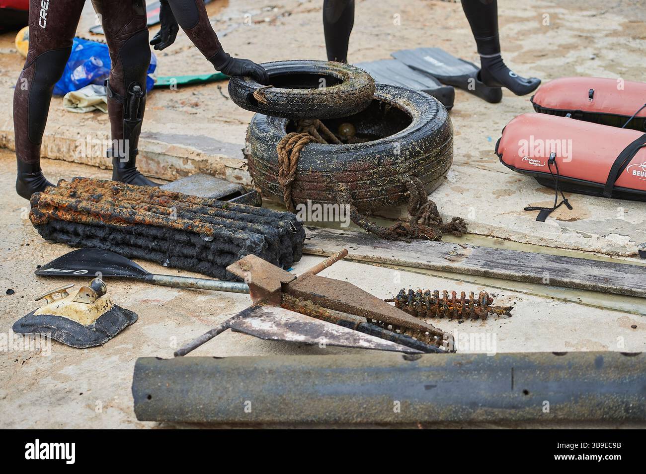 Toulon, Port de Mourillon (sud-est de la France) : Journée de nettoyage, un programme mondial d'action sociale visant à lutter contre le problème mondial des déchets solides. Ici, Banque D'Images