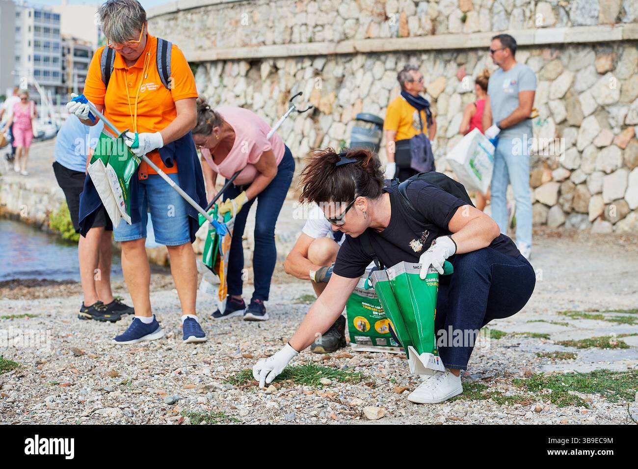 Toulon, Port de Mourillon (sud-est de la France) : Journée de nettoyage, un programme mondial d'action sociale visant à lutter contre le problème mondial des déchets solides. Ici, Banque D'Images
