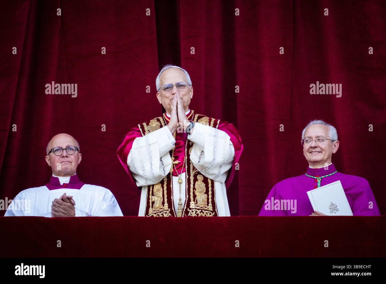 Le pape Léon XIV (cardinal Robert François Prevost) nouvellement élu apparaît sur le balcon de la basilique Saint-Pierre à Vatican, le 7 mai 2025. Banque D'Images Le pape Léon XIV (cardinal Robert François Prevost) nouvellement élu apparaît sur le balcon de la basilique Saint-Pierre à Vatican, le 7 mai 2025. Banque D'Images