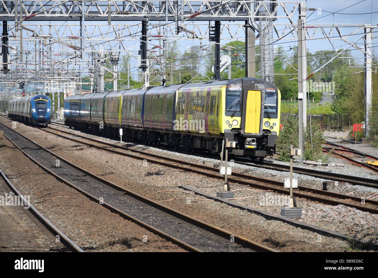 Dans la livrée Eurovision d'Ukraine, Siemens Desiro unit 350104 mène l'unité sœur 350127 dans Lichfield TV comme Avanti West Coast Evero court à côté. Banque D'Images