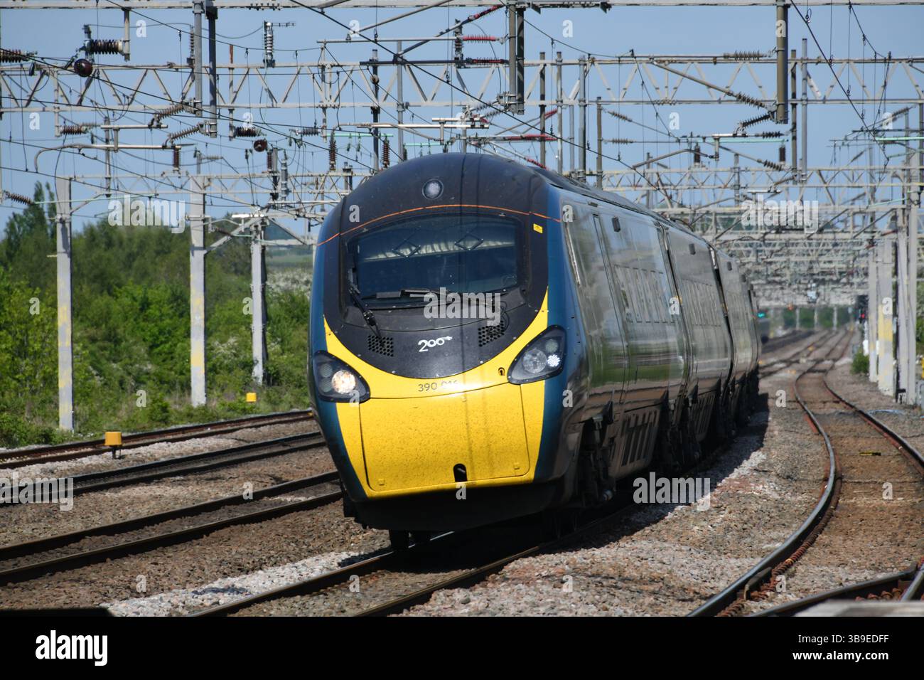 Célébrant 200 ans de voyage en train en 2025, le logo Railway200 est affiché sur le devant de la cabine du Pendolino Avanti West Coast numéro 390016. Banque D'Images