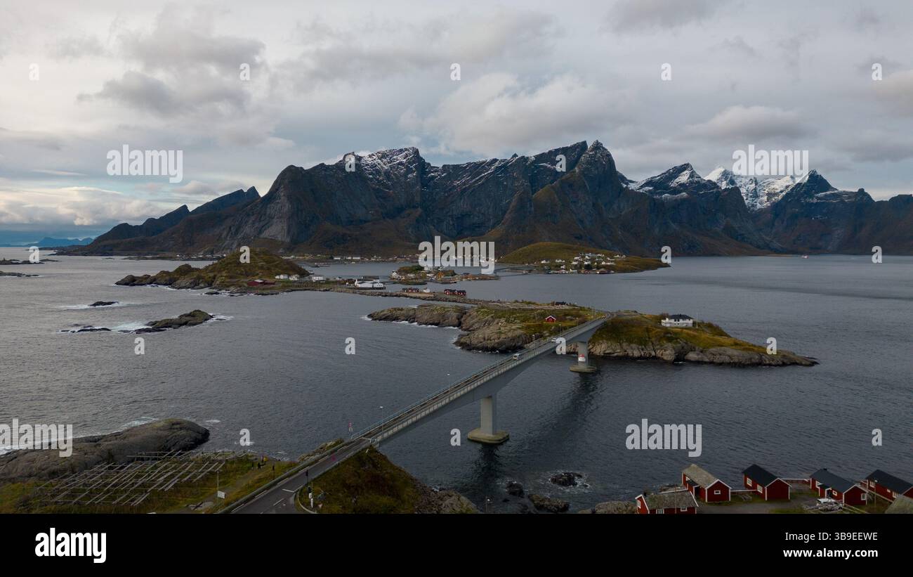 Aérien du village Reine et Hamnoy dans les Lofoten, Norvège. Tourné sur un drone situé dans le cercle arctique. Tout un petit village de pêcheurs avec rouge Banque D'Images