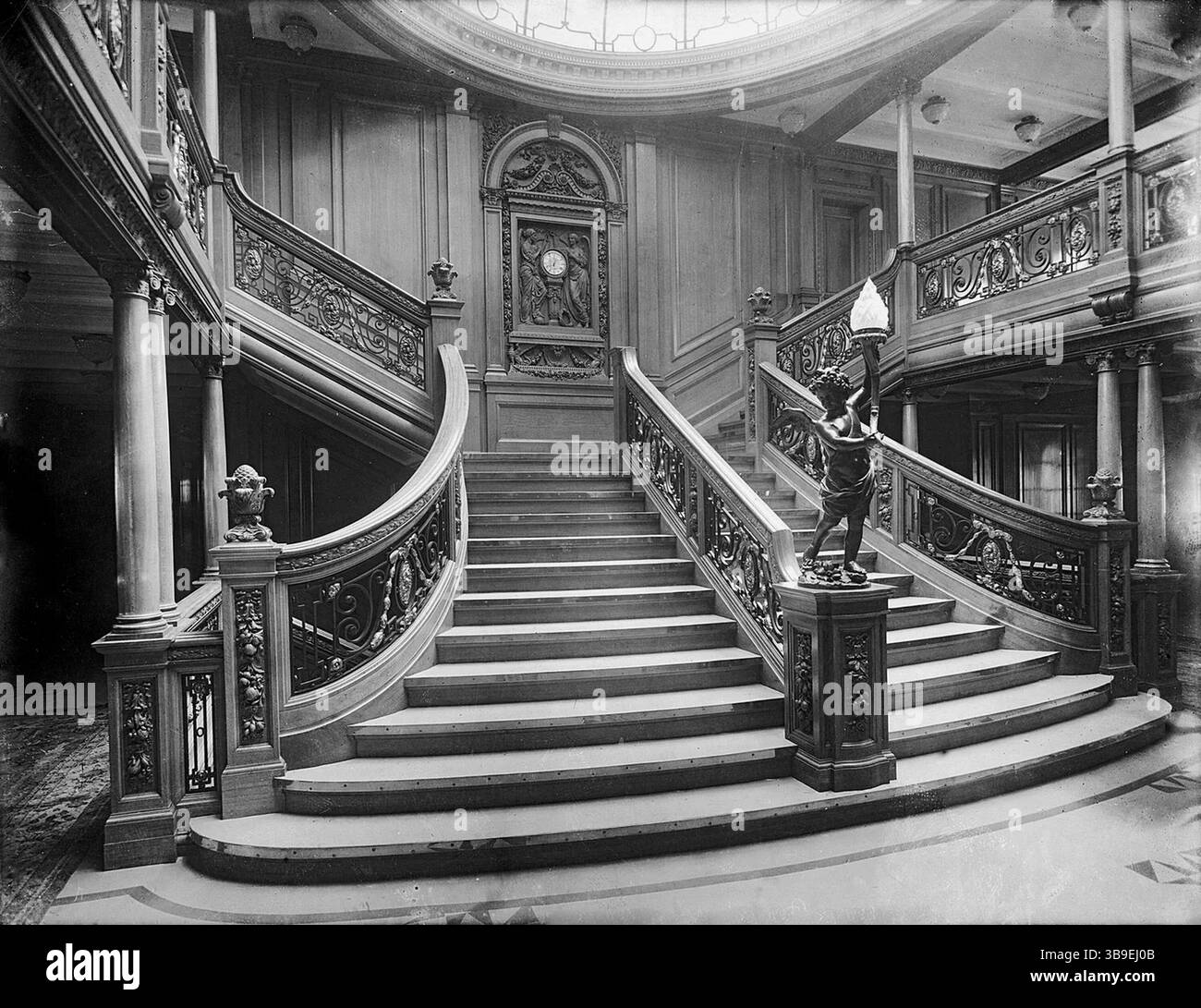 Titanic est mondialement célèbre maintenant, mais à l'époque son navire jumeau Olympic était une grande nouvelle, car il a été lancé 6 mois plus tôt et était donc le plus grand paquebot du monde. En conséquence, il y a beaucoup de photos d'Olympic et pas beaucoup de Titanic. Comme les townships étaient identiques, les images d'Olympic servent parfaitement d'illustration du Titanic. Il s'agit du Grand escalier avant de première classe d'Olympic. Il n'y a pas de photos connues des escaliers du Titanic. Banque D'Images