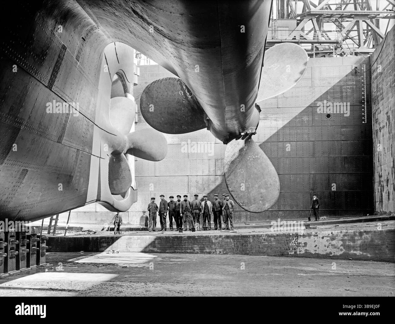 Titanic est mondialement célèbre maintenant, mais à l'époque son navire jumeau Olympic était une grande nouvelle, car il a été lancé 6 mois plus tôt et était donc le plus grand paquebot du monde. En conséquence, il y a beaucoup de photos d'Olympic et pas beaucoup de Titanic. Comme les townships étaient identiques, les images d'Olympic servent parfaitement d'illustration du Titanic. Ce sont les hélices d'Olympic, mais Titanic aurait été identique. Il n'y a pas de photos des hélices du Titanic. Banque D'Images