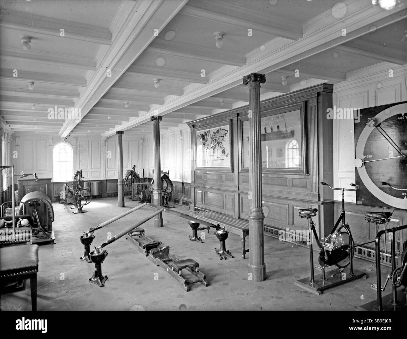 Le gymnase sur le pont du bateau, qui était équipé des dernières machines d'exercice. Il n'est pas clair si cette photo vient d'Olympic ou de Tutanic, mais elles auraient été identiques de toute façon. Banque D'Images