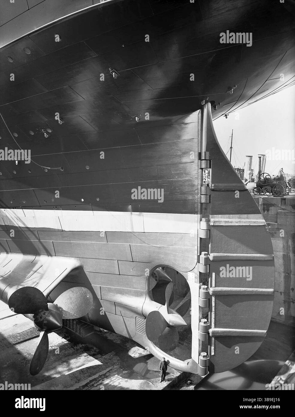 Titanic est mondialement célèbre maintenant, mais à l'époque son navire jumeau Olympic était une grande nouvelle, car il a été lancé 6 mois plus tôt et était donc le plus grand paquebot du monde. En conséquence, il y a beaucoup de photos d'Olympic et pas beaucoup de Titanic. Comme les townships étaient identiques, les images d'Olympic servent parfaitement d'illustration du Titanic. Ce sont les hélices d'Olympic, mais Titanic aurait été identique. Il n'y a pas de photos des hélices du Titanic. Le gouvernail pesait à lui seul plus de 100 tonnes. Banque D'Images