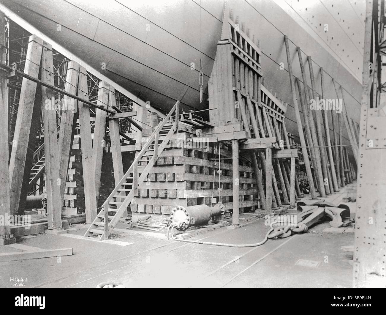 Titanic est mondialement célèbre maintenant, mais à l'époque son navire jumeau Olympic était une grande nouvelle, car il a été lancé 6 mois plus tôt et était donc le plus grand paquebot du monde. En conséquence, il y a beaucoup de photos d'Olympic et pas beaucoup de Titanic. Comme les townships étaient identiques, les images d'Olympic servent parfaitement d'illustration du Titanic. C'est l'arc d'Olympic en construction, montrant l'échafaudage et les berceaux Banque D'Images