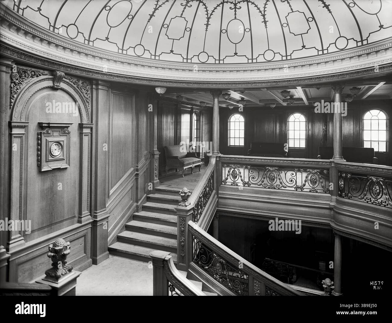 Titanic est mondialement célèbre maintenant, mais à l'époque son navire jumeau Olympic était une grande nouvelle, car il a été lancé 6 mois plus tôt et était donc le plus grand paquebot du monde. En conséquence, il y a beaucoup de photos d'Olympic et pas beaucoup de Titanic. Comme les townships étaient identiques, les images d'Olympic servent parfaitement d'illustration du Titanic. C'est Aft First Class Grand Staircase of Olympic. Il n'y a pas de photos connues des escaliers du Titanic. Banque D'Images