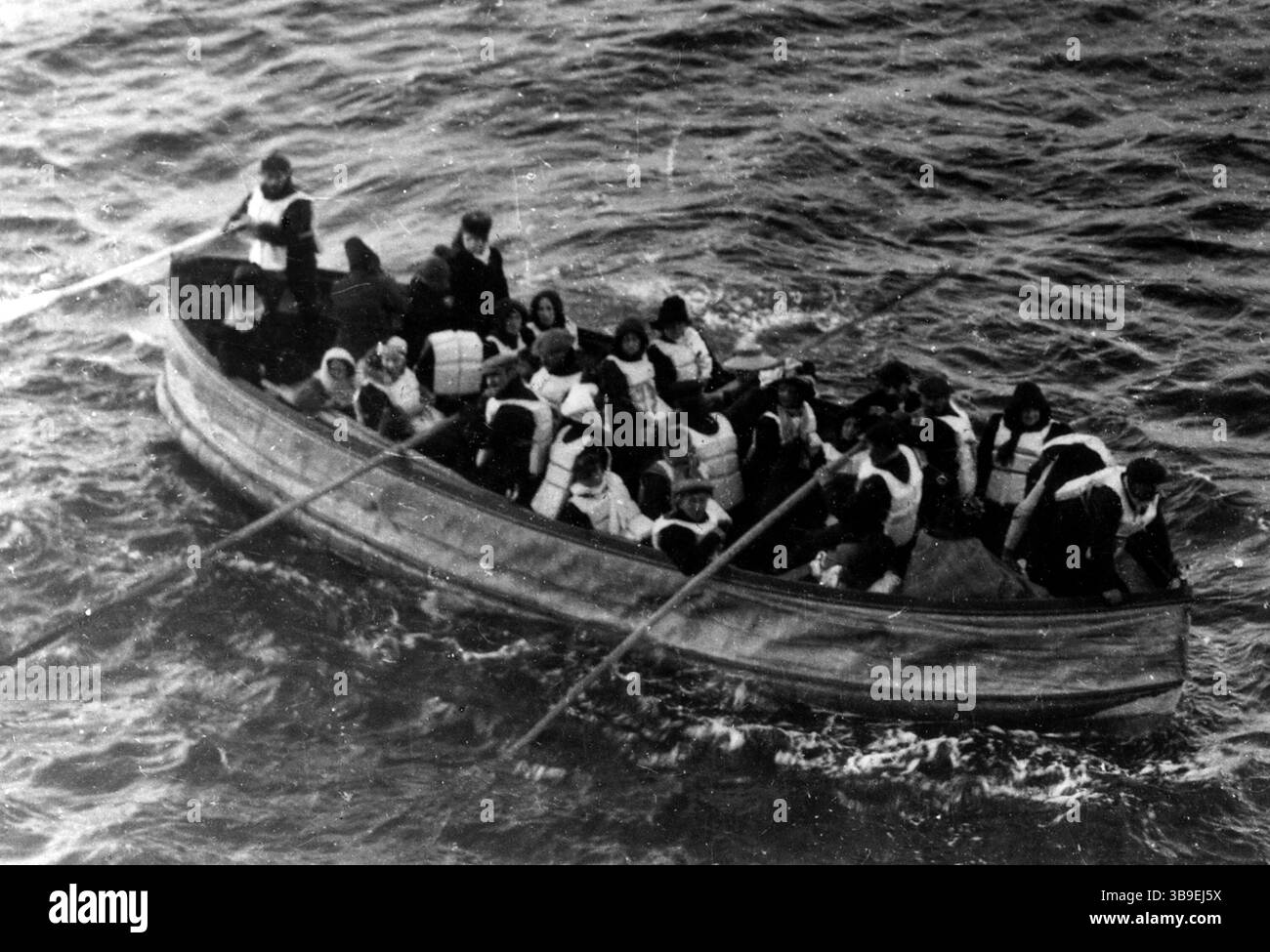 Survivants du Titanic dans un canot de sauvetage peu avant d'être secourus par le navire RMS Carpathian Banque D'Images