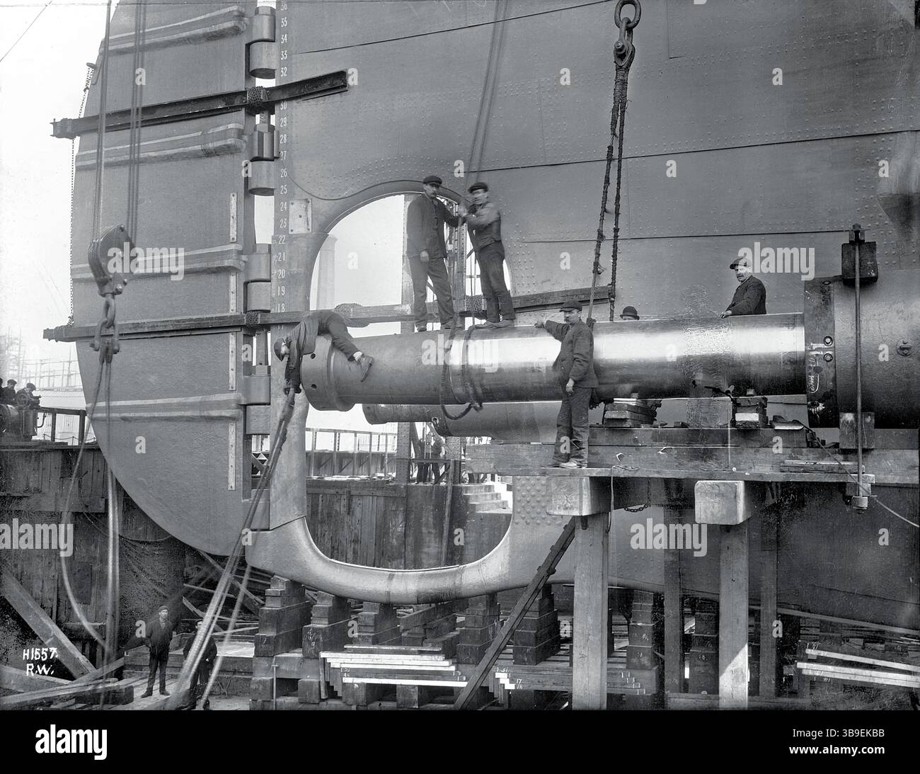 Montage de l'arbre arrière tribord du SS Titanic, avant son lancement en mai 1911. Banque D'Images