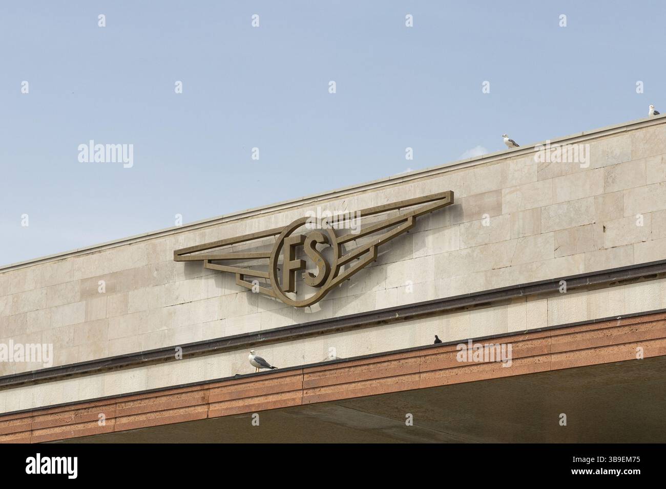 Venise, Italie - 21 avril 2025 : logo FS sur la façade de la gare Santa Lucia de Venise Banque D'Images
