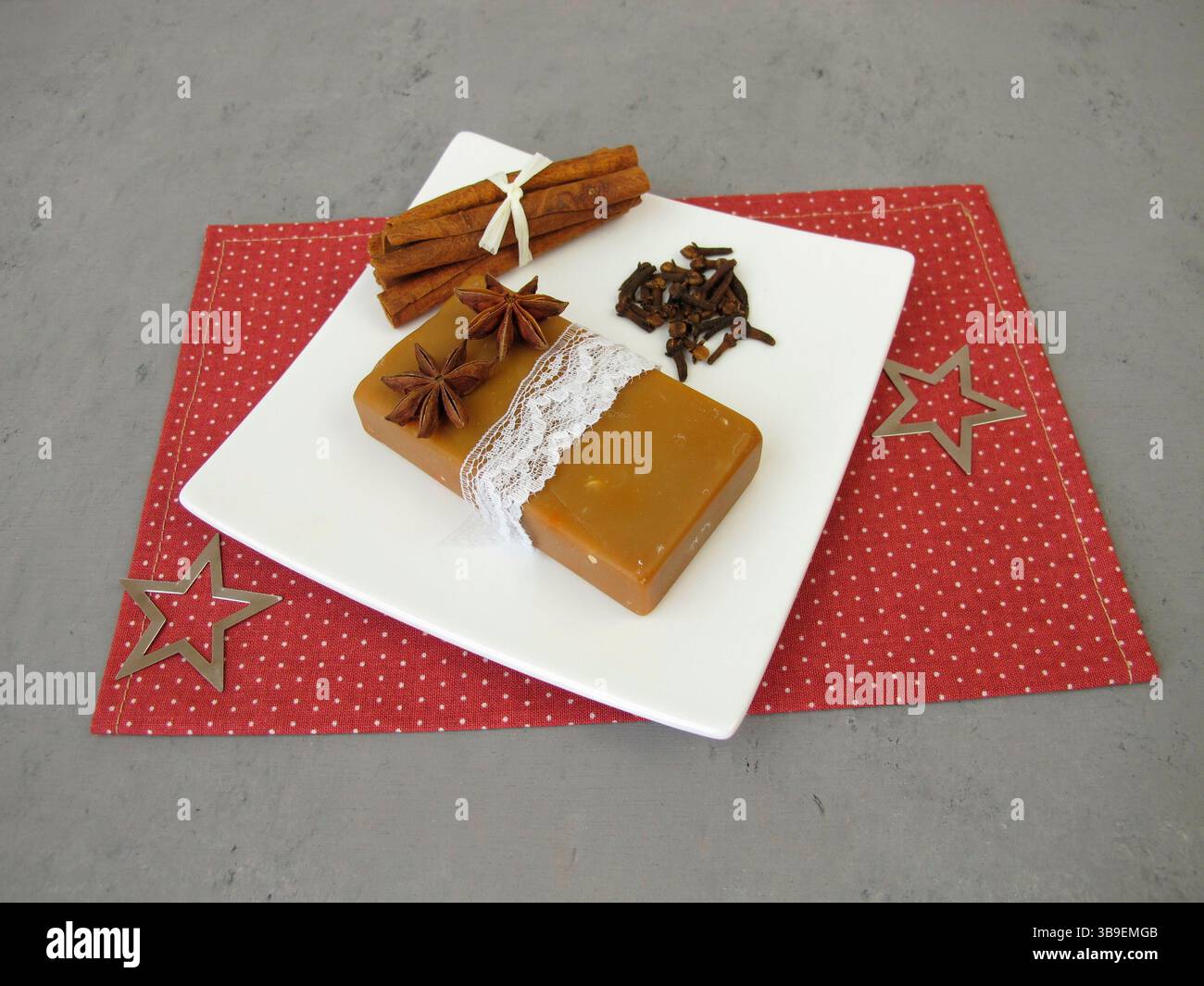 Savon naturel maison avec parfum de Noël de cannelle, d'anis étoilé et de clou de girofle Banque D'Images