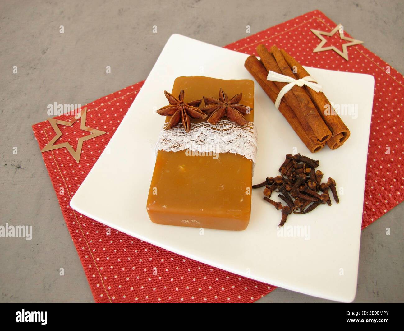 Savon naturel fait maison avec un parfum de Noël de cannelle, d'anis étoilé et de clou de girofle Banque D'Images