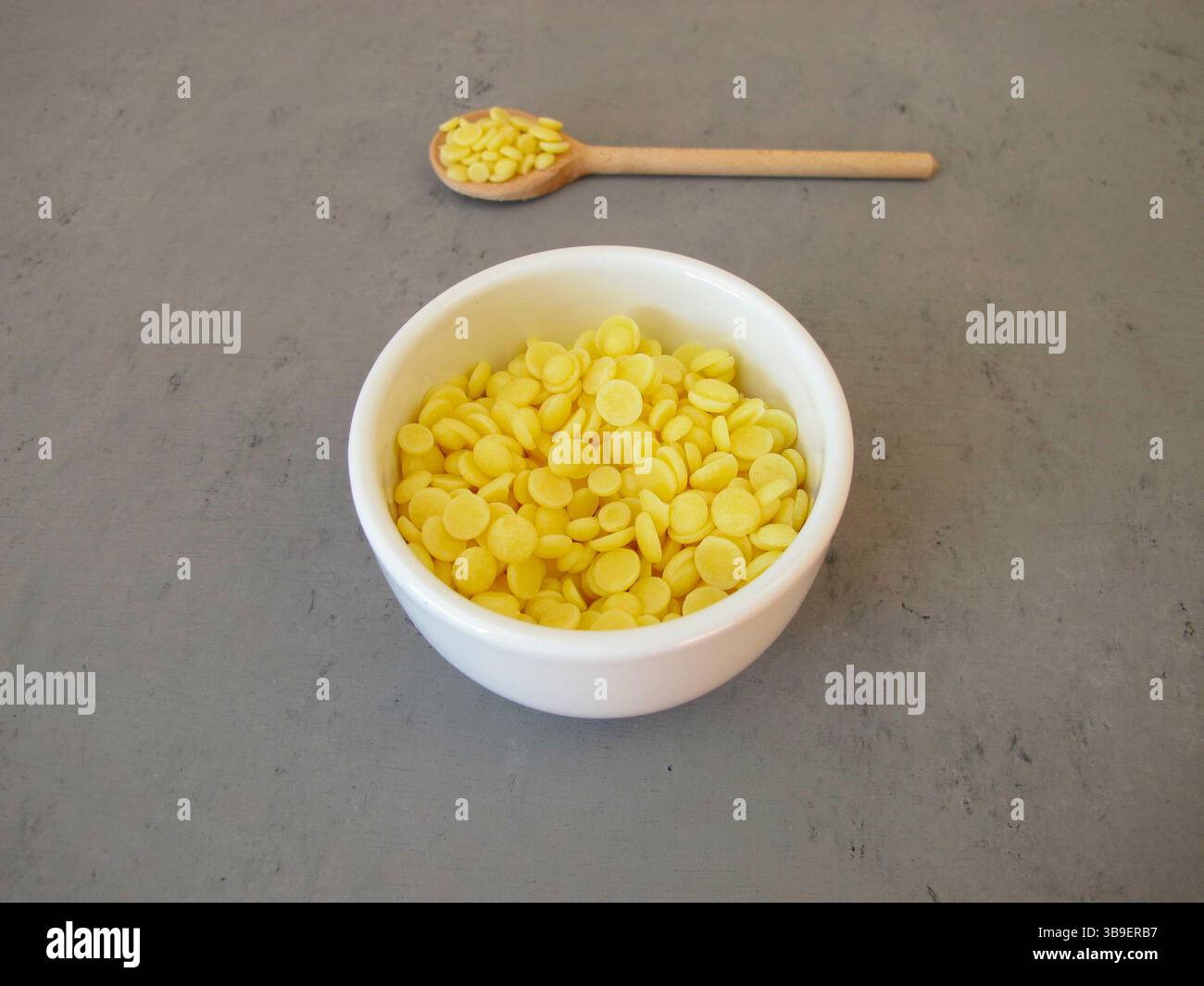 Chips de beurre de cacao pour la fabrication de chocolat ou pour produits de soins personnels Banque D'Images