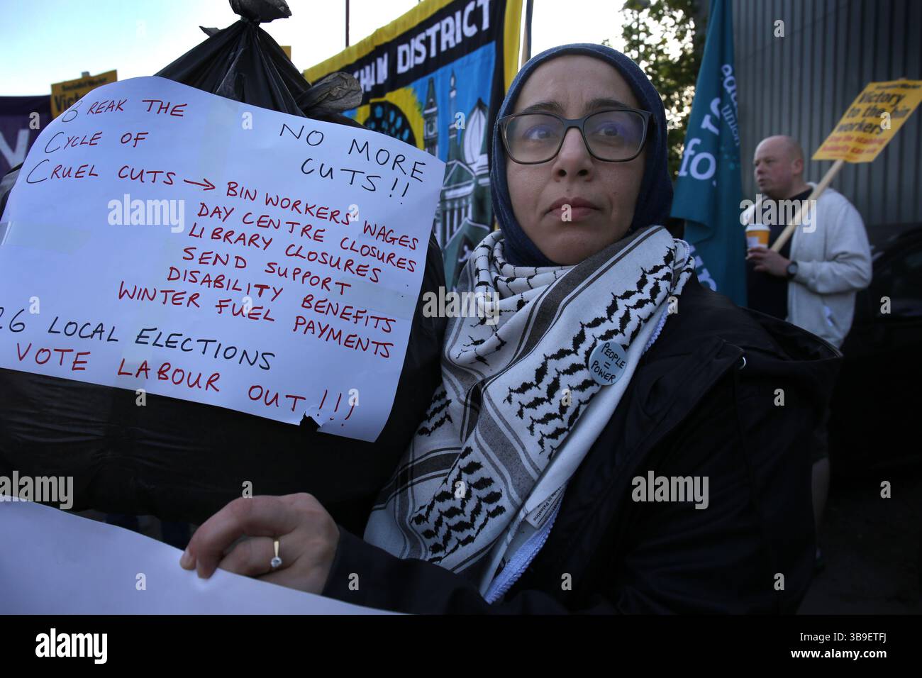 Birmingham, Angleterre, Royaume-Uni. 9 mai 2025. Un manifestant tient une pancarte attachée à un sac de déchets soulignant les coupures du conseil pendant le piquet. Les ouvriers et leurs partisans piquent le dépôt de Lilford Lane. Les travailleurs de BIN sont en grève illimitée depuis le 11 mars 2025 en raison de l'intention du conseil municipal de Birmingham de réduire leur salaire. Les ordures s'accumulent dans les rues de Birmingham malgré l'introduction de mesures par le conseil municipal pour réduire les ordures. (Crédit image : © Martin Pope/ZUMA Press Wire) USAGE ÉDITORIAL SEULEMENT ! Non destiné à UN USAGE commercial ! Banque D'Images
