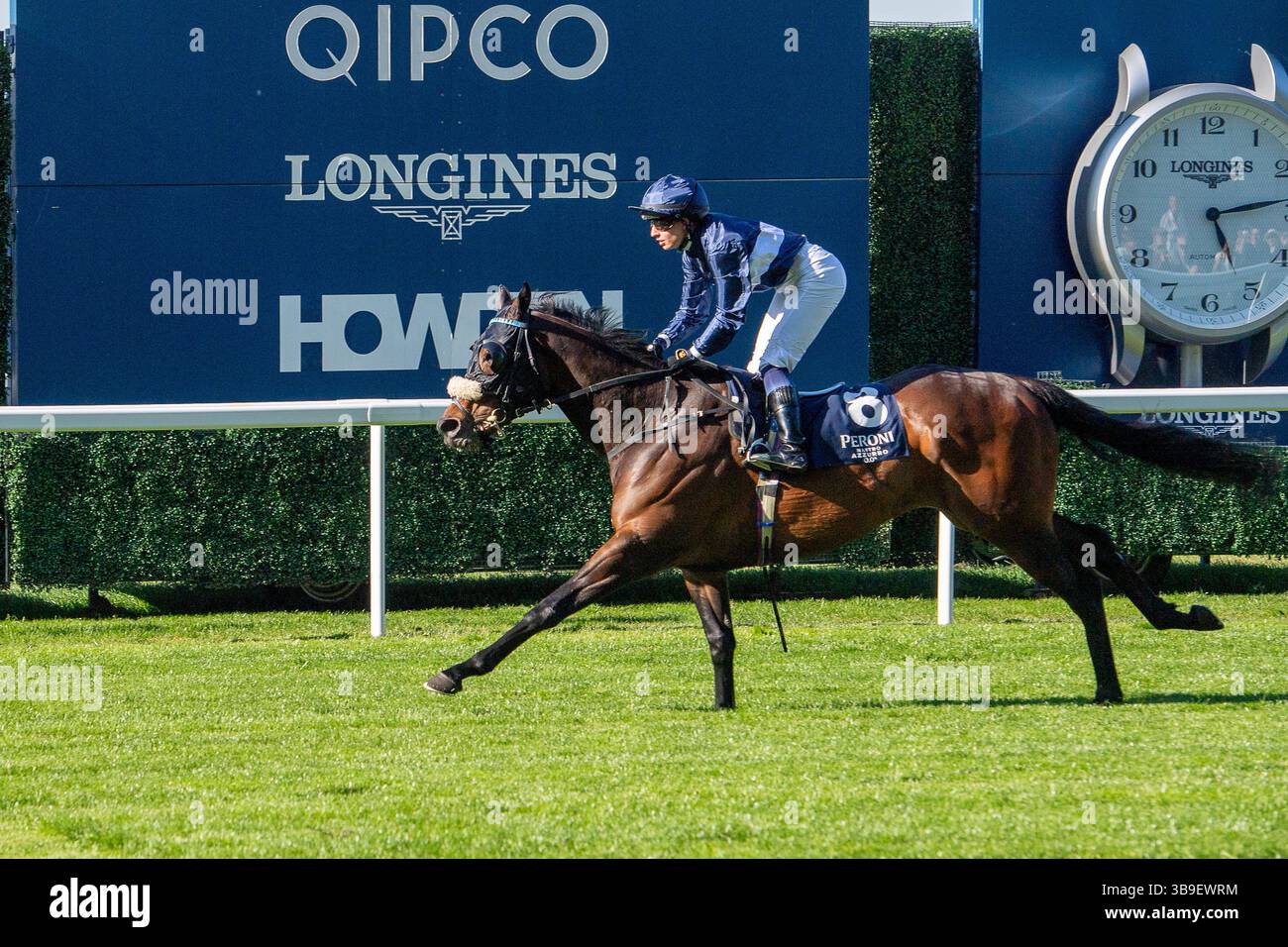 Ascot, Royaume-Uni. 9 mai 2025. Horse Toby Tops monté par le jockey Morgan Cole remporte le Peroni Nastro Azzurro 0,0% Apprentice handicap Stakes, Class 4, GBBPlus Race à Ascot Racecourse dans le Berkshire au Peroni Nastro Azzurro 0,0% Friday Raceday. Propriétaire M. Paul Goonan, entraîneur Dylan Cunha, Newmarket, éleveur Curie Monceaux/Rifa Mustang. Crédit : Maureen McLean/Alamy Live News Banque D'Images