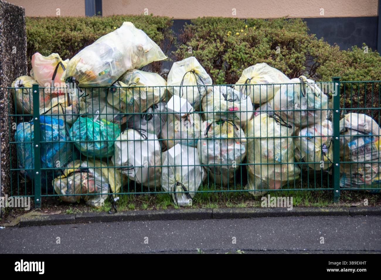 Beaucoup de sacs de déchets se trouvent dans la cour avant de la société jetable Banque D'Images