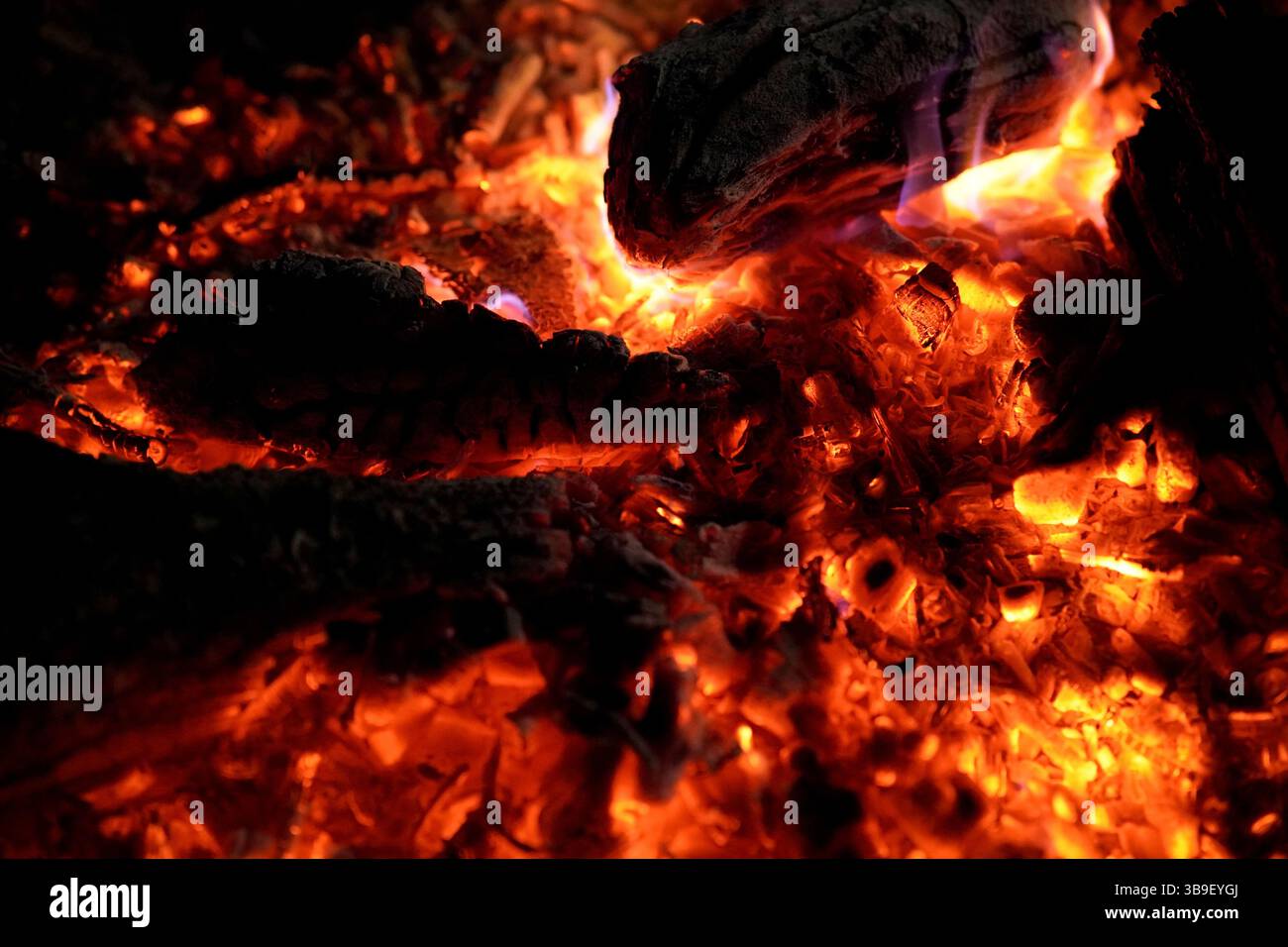 Feu et braises au feu de camp Banque D'Images