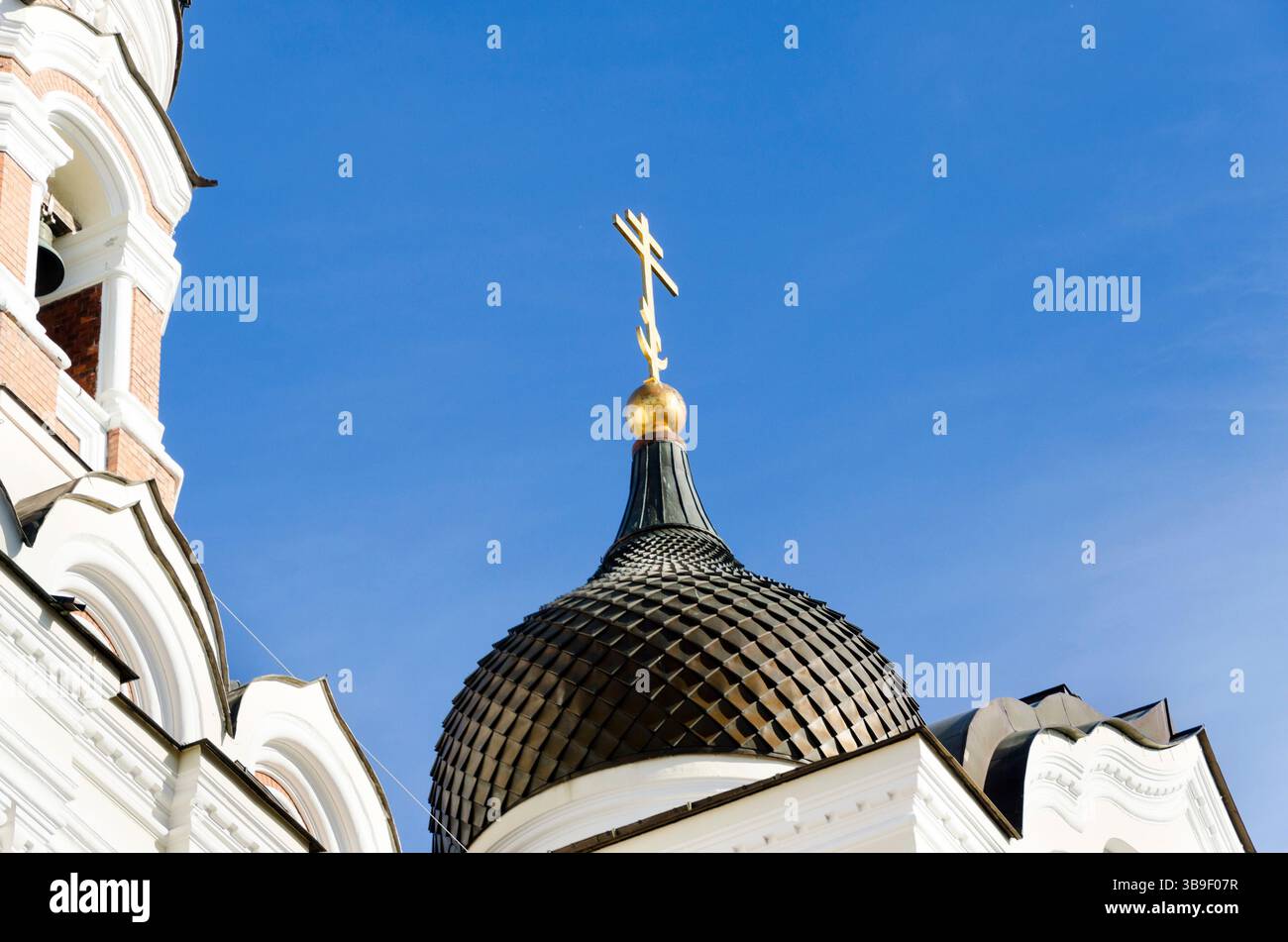 Dôme en oignon de la cathédrale Alexandre Nevsky avec croix dorée Banque D'Images