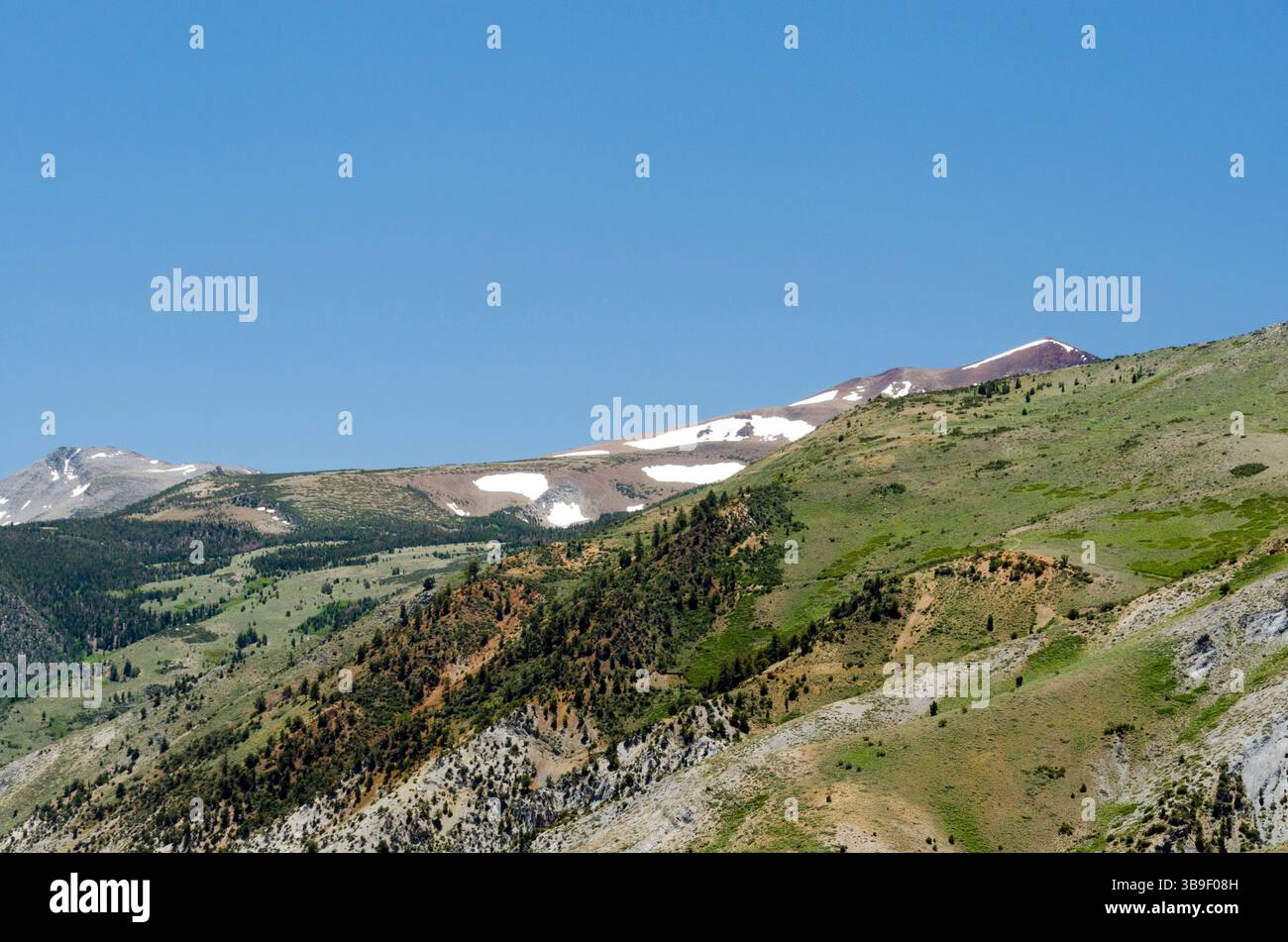 Vallées et montagnes près de Lee Vining en Californie Banque D'Images
