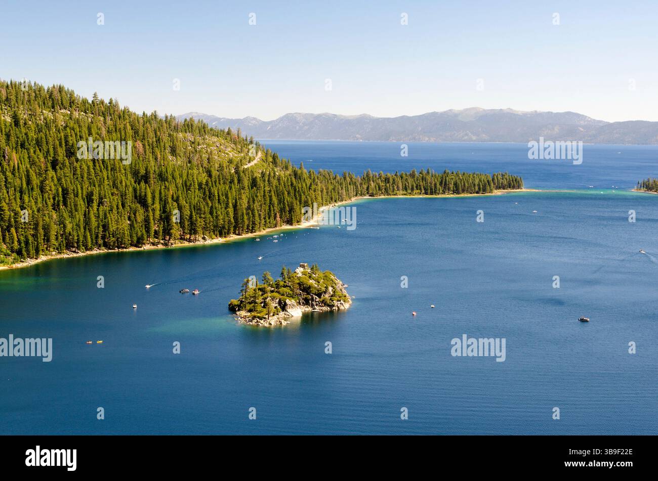 Petite île dans le lac Tahoe Banque D'Images