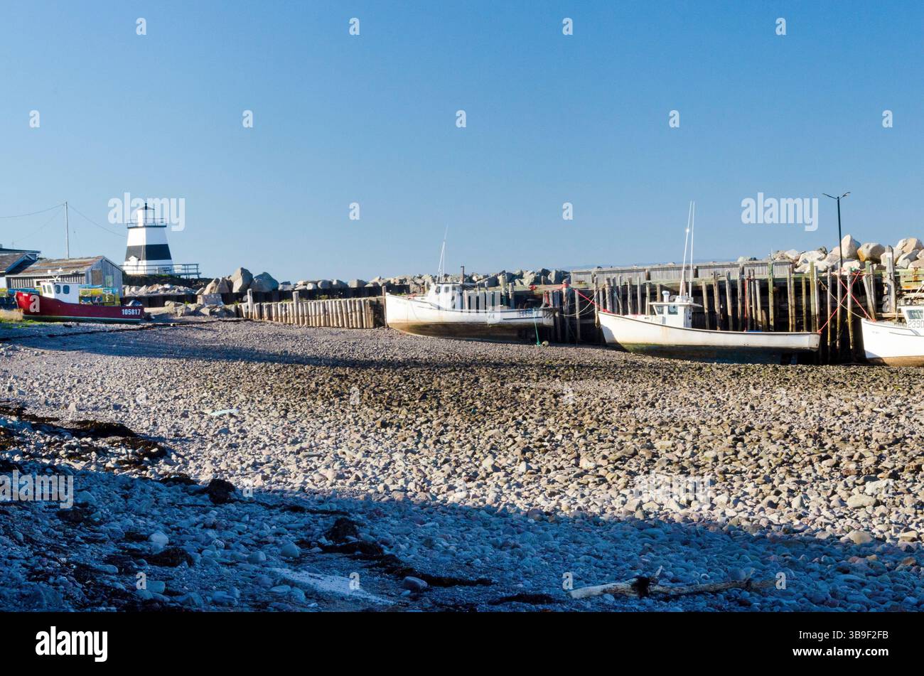 Bateaux de pêche sur terre ferme dans le port de Margaretsville Banque D'Images