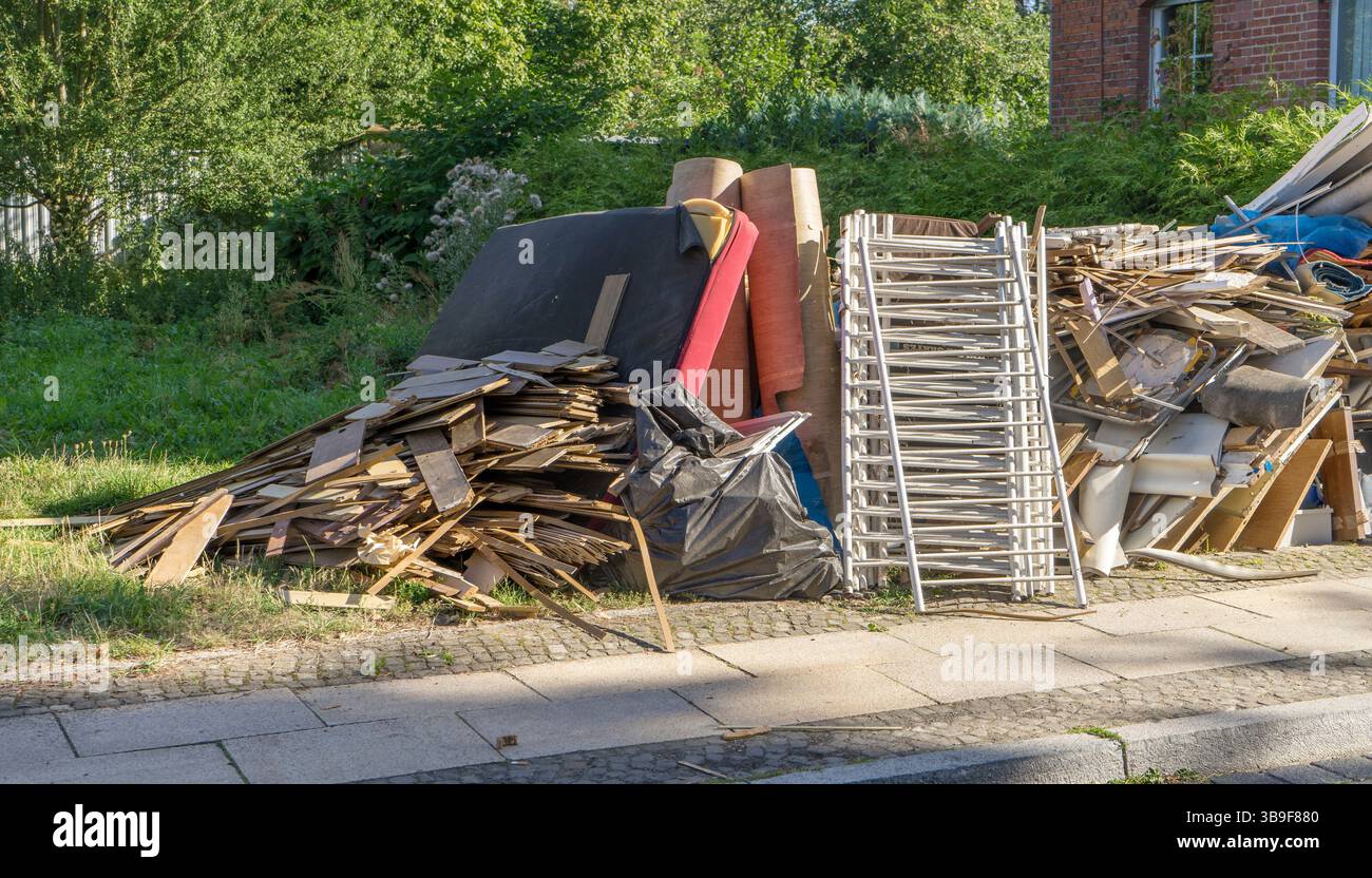 Tas de déchets volumineux au bord de la route avec des meubles Banque D'Images