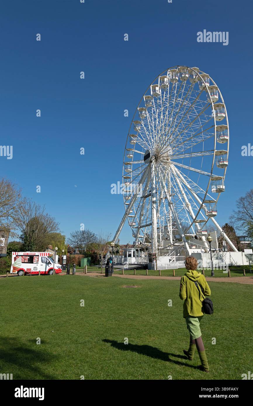 Femme, Grande roue, terrain de loisirs, Stratford-upon-Avon, Warwickshire, Angleterre, Grande-Bretagne Banque D'Images