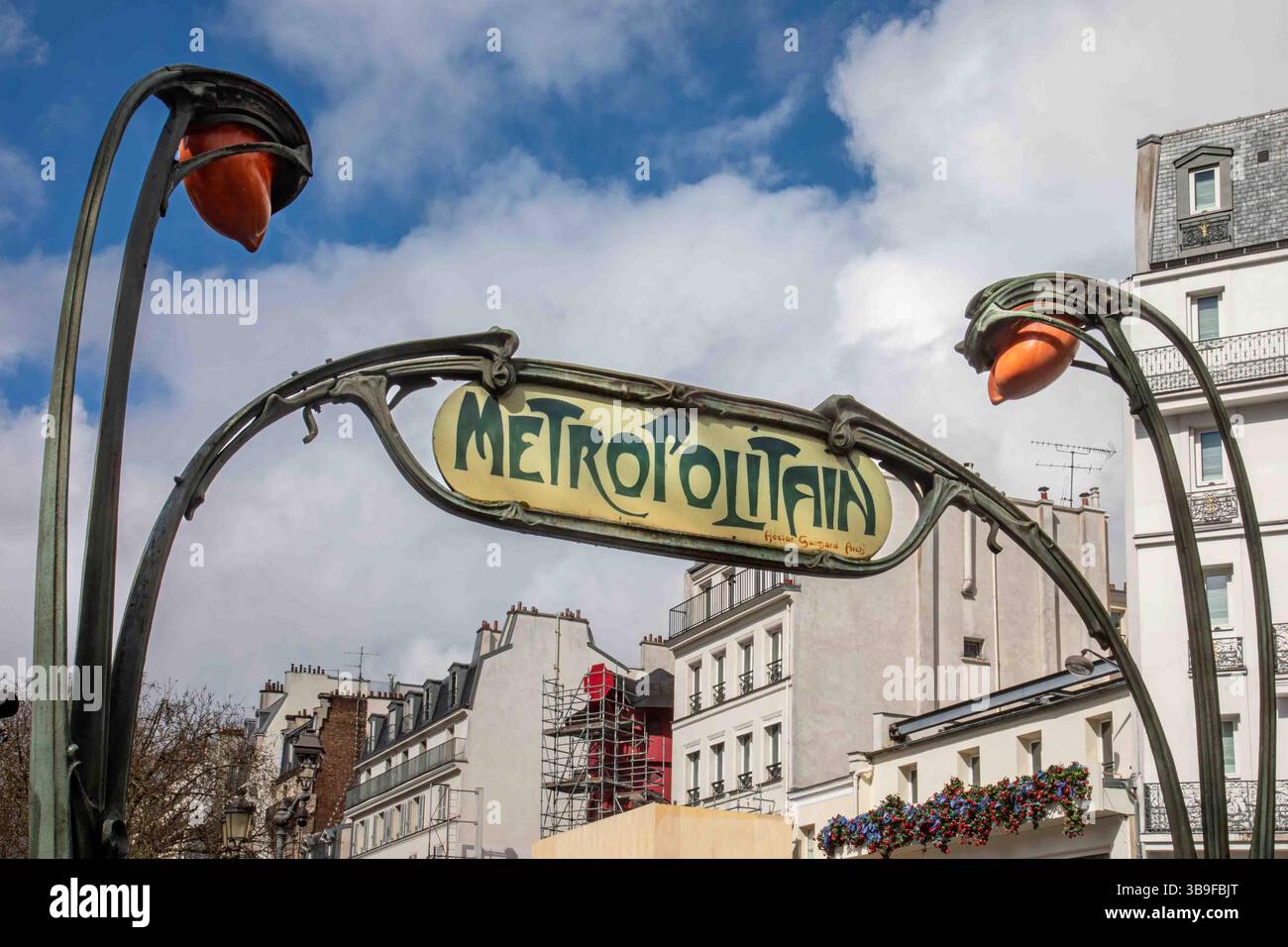 Panneau métropolitain de style Art Nouveau, conçu par Hector Guimard, au-dessus de l'entrée de la station de métro Blanche dans le quartier Montmartre de Paris, France Banque D'Images