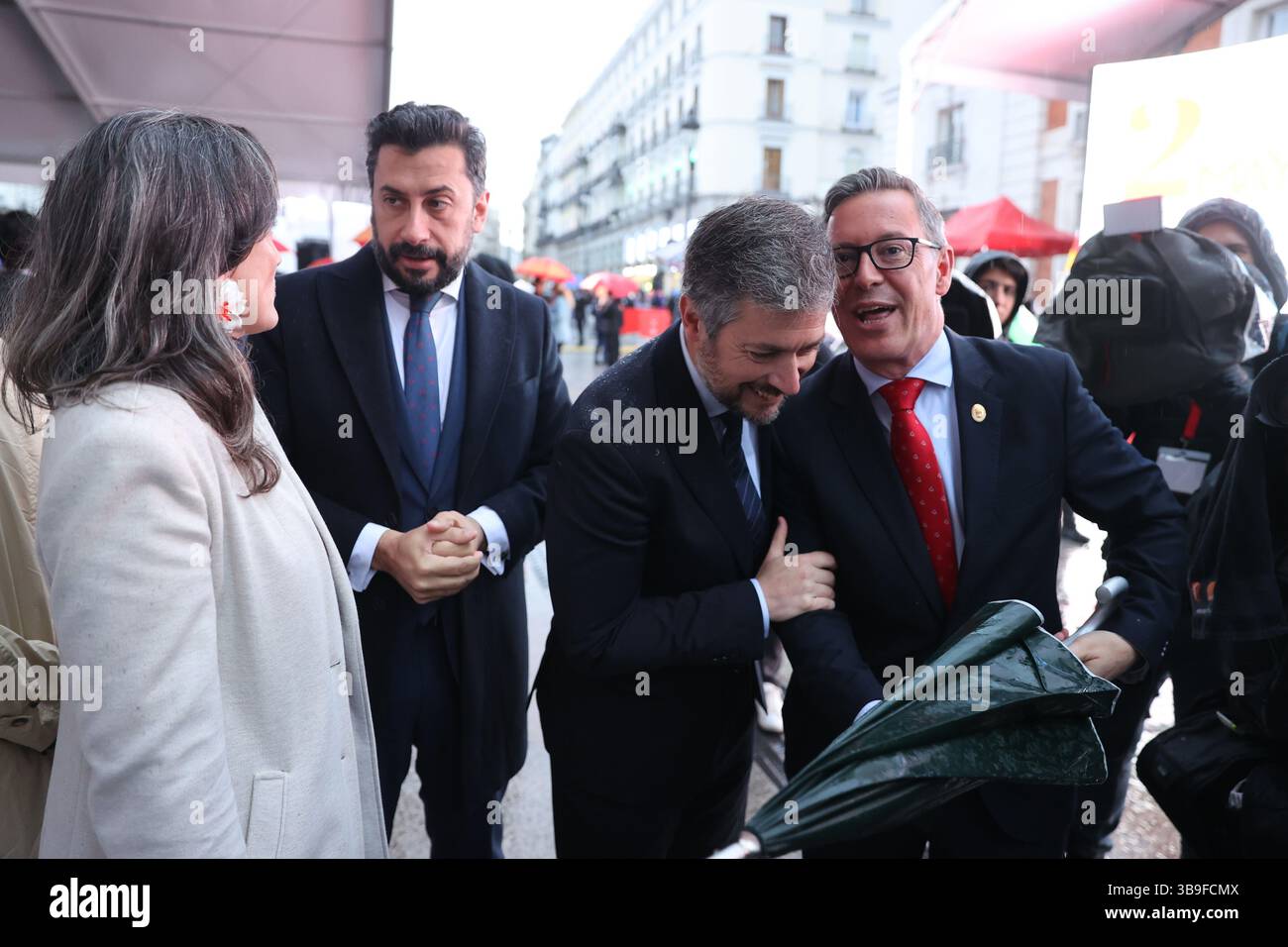 Madrid, le 2 mai 2025. La cérémonie de remise des médailles du 2 mai, Journée de la CAM, s’est tenue au siège de la Communauté de Madrid, présidée par Isabel Díaz Ayuso. Sur la photo, le ministre de la Présidence, de la Justice et de l’Administration locale, Miguel Ángel García Martín ; la porte-parole de Más Madrid à l’Assemblée de Madrid, Manuela Bergerot ; le porte-parole du PP à l’Assemblée, Carlos Díaz-Pache ; et le sénateur du PP, Alfonso Serrano. Photo : Jaime García. ARCHDC. Crédit : album / Archivo ABC / Jaime García Banque D'Images