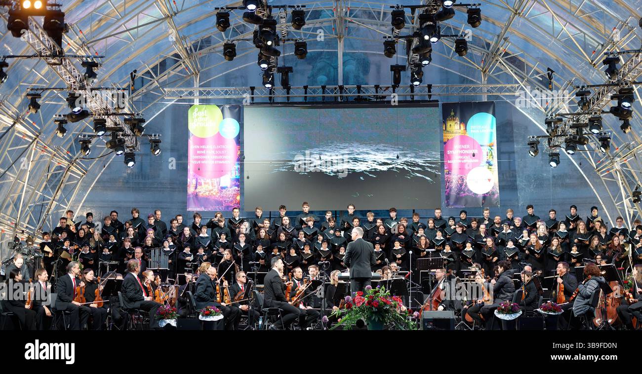 Vienne, Autriche. 8 mai 2025. Le 8 mai 2025, la reddition inconditionnelle de la Wehrmacht allemande et la fin officielle de la seconde Guerre mondiale en Europe seront commémorées pour la 80e fois. Festival de joie avec l'Orchestre symphonique de Vienne, le Kreuzchor de Dresde, le chœur Neue Wiener Stimmen et le chef d'orchestre Martin Lehmann Banque D'Images