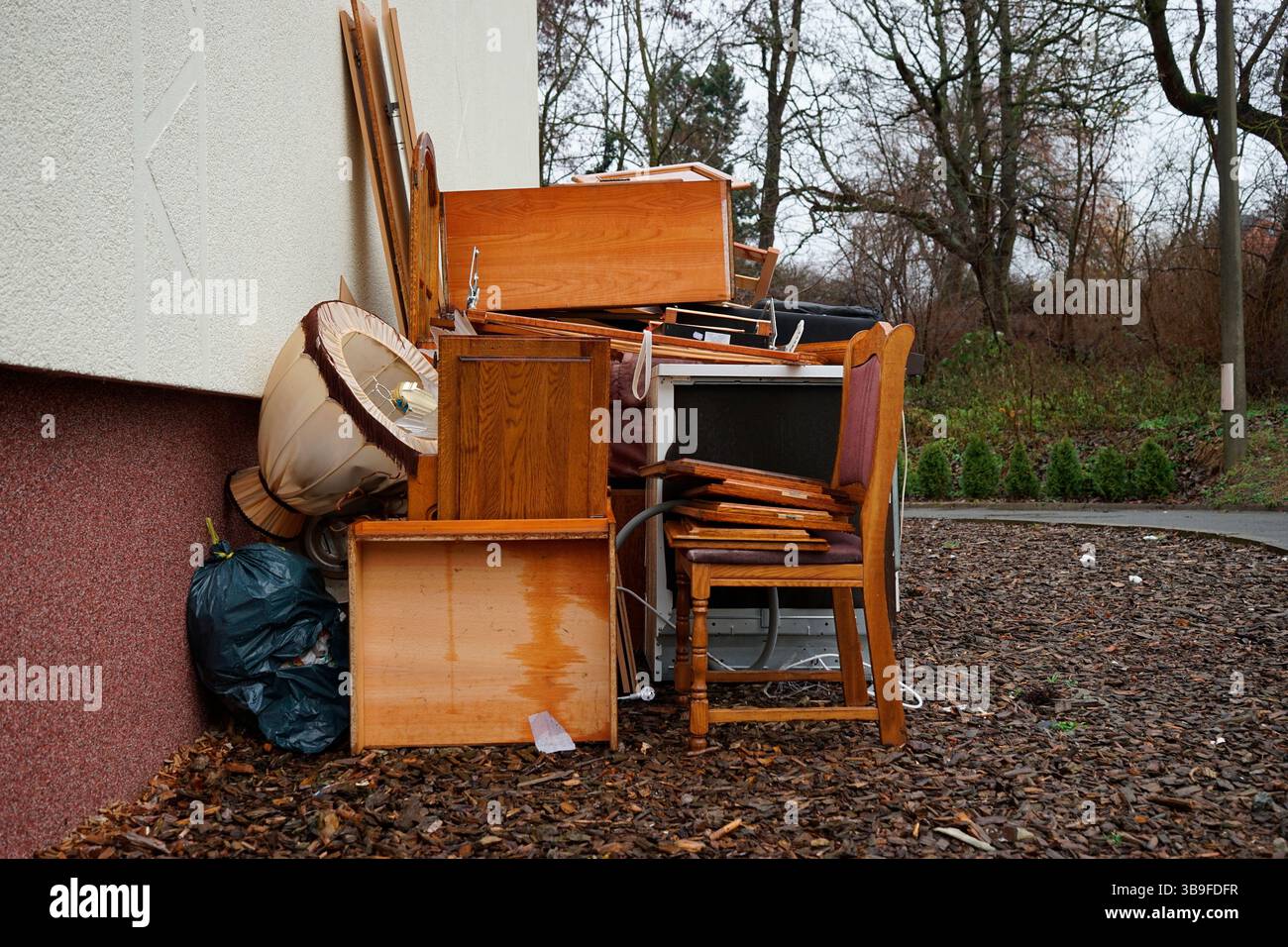 Tas de déchets volumineux devant un mur de maison Banque D'Images