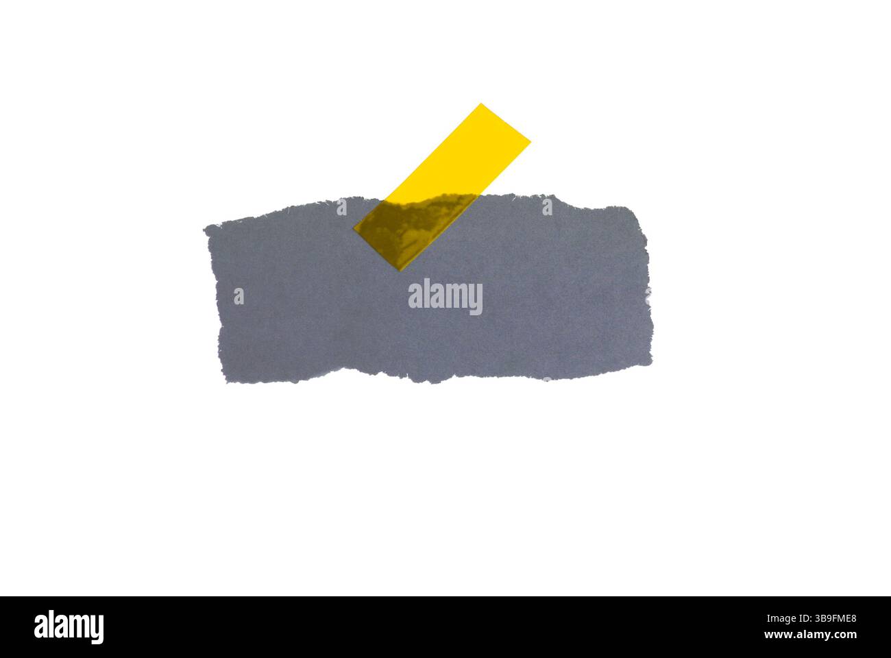 Feuille de papier grise déchirée avec espace texte et ruban adhésif jaune Banque D'Images