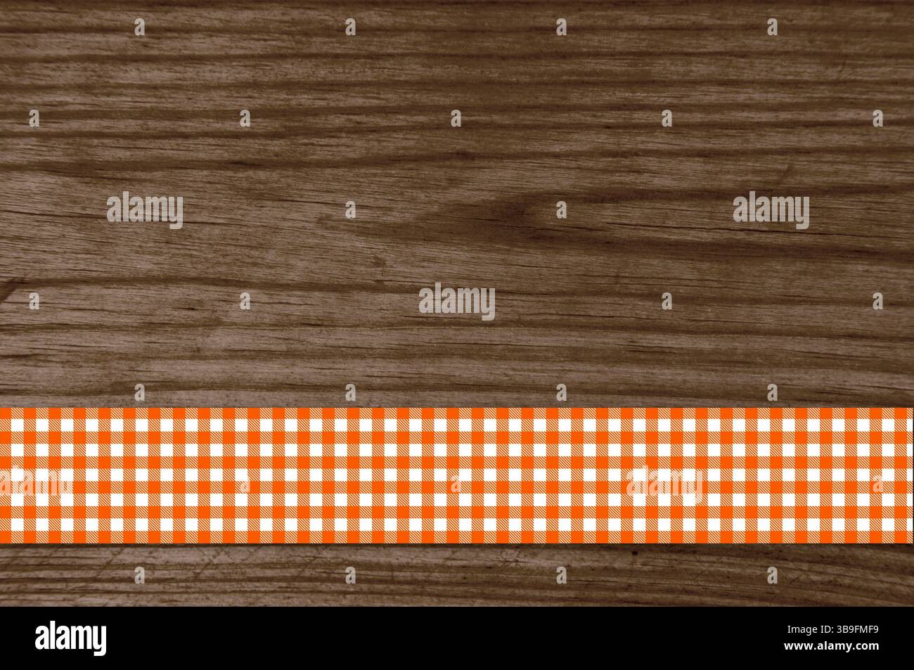 Bandes de nappe rouge blanc sur fond de bois brun Banque D'Images