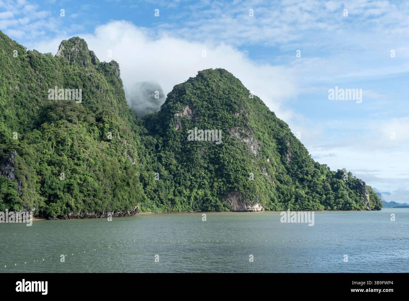 Vue de la baie de Phang Nga en Thaïlande depuis le point de vue de Samet Nangshe Banque D'Images