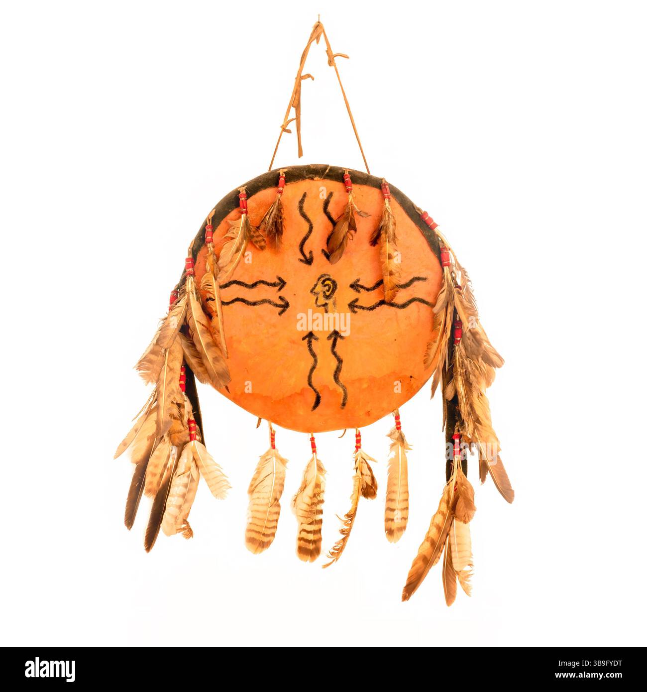 Bouclier des Indiens de l'Amérique du Nord en cuir brut, peint et orné de plumes, isolé sur blanc Banque D'Images
